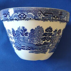 BLUE WILLOW RARE PORCELAIN LARGE BOWL ENGLAND # 30  HARD TO FIND NEARLY MINT